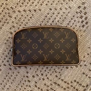 LV Toiletry 25 Pouch | LIKE NEW & OUT OF STOCK